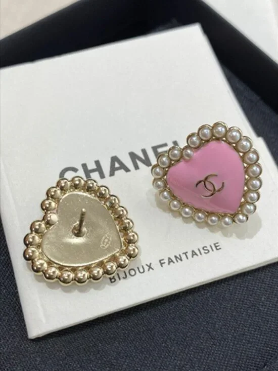 ✨ Chanel Heart Stud Earrings ✨ - Picture 4 of 6